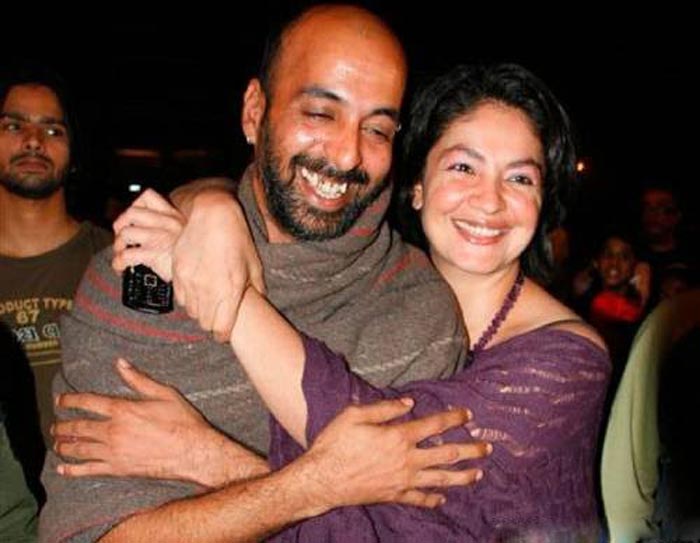 Just after four months of dating, Pooja Bhatt and Manish Makhija, also known as VJ Udham Singh, tied the knot in a very quiet affair. Pooja's mother was present, but daddy Mahesh Bhatt gave it a miss.